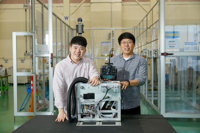 박광돈(왼쪽) 삼성디스플레이 중소형기술혁신팀 프로와 정우현 프로가 크레인 클리닝 로봇을 소개하고 있다./사진제공=삼성디스플레이