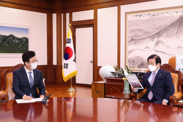 허태정(왼쪽) 대전시장이 박병석(오른쪽) 국회의장에게 내년도 국비확보를 위한 지원을 요청하고 있다. 사진제공=대전시