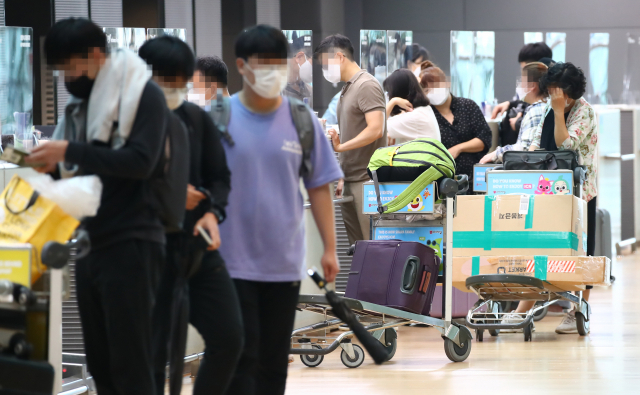 4일 인천국제공항 제2여객터미널 체크인 카운터에서 탑승객들이 수속을 밟고 있다. /연합뉴스