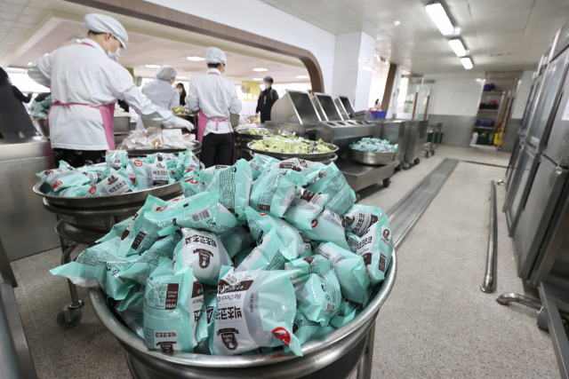 학교비정규직연대회의의 총파업으로 일부 학교 급식이 차질을 빚은 20일 오후 경기도의 한 학교에서 파업에 참여하지 않은 관계자들이 빵과 음료 등으로 된 급식을 준비하고 있다. /연합뉴스