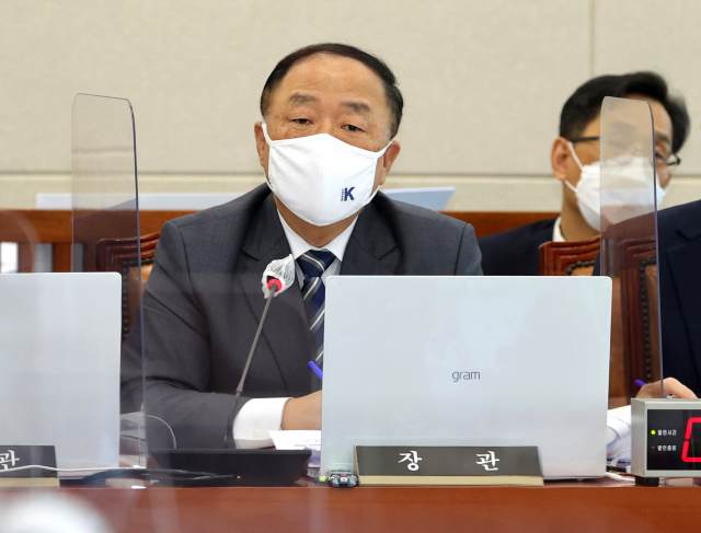 홍남기 '매출 급증 소상공인에 지급된 지원금 환수'