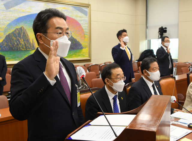 강한승(왼쪽 첫번째) 쿠팡 대표이사가 20일 국회에서 열린 정무위원회 국정감사에서 증인 선서를 하고 있다. /국회사진기자단