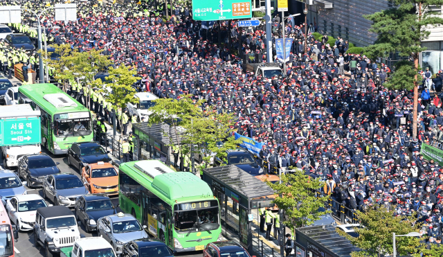 민주노총 조합원들이 20일 서울 서대문역 사거리에서 도로를 점거하고 집회를 열고 있다./성형주 기자