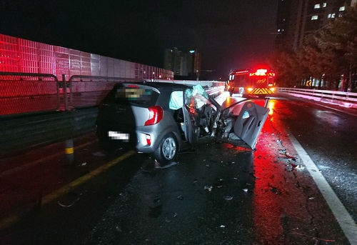 지난 19일 술에 취해 도로를 역주행 한 SUV운전자가 맞은편에 오던 차량을 덮쳐 1명이 숨지고 4명이 다치는 사고가 발생했다./연합뉴스=강원 고성소방서 제공