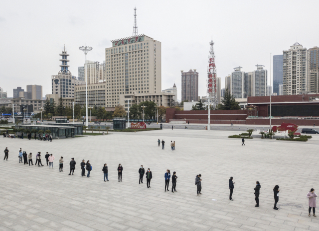 20일 중국 간쑤성 란저우 시내에서 코로나19 핵산검사를 기다리는 시민들이 길게 줄을 서 있다. /신화연합뉴스