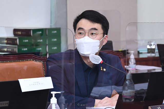 김남국 더불어민주당 의원이 지난 19일 국회에서 열린 법제사법위원회 국정감사에서 질의를 하고 있다. / 권욱 기자