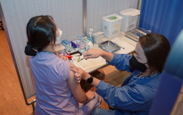 20일 부산대병원 의료진이 추가접종(부스터샷)을 받고 있다./사진제공=부산대병원