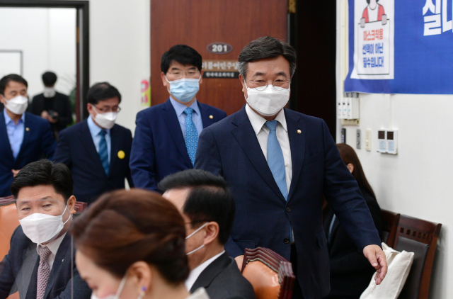 윤호중 더불어민주당 원내대표가 21일 국회에서 열린 국정감사 대책회의에 참석하고 있다. /권욱 기자