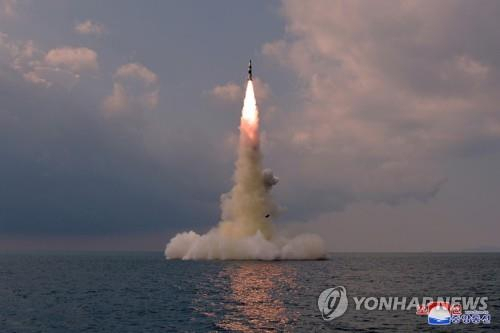 (평양 조선중앙통신=연합뉴스) 북한이 전날 잠수함발사탄도미사일(SLBM)을 잠수함에서 시험발사한 사실을 20일 확인했다. 조선중앙통신은 이날 