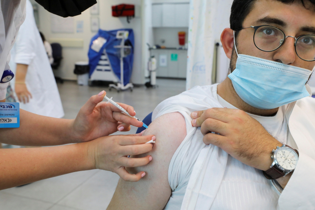 지난 14일 이스라엘에서 한 남성이 신종 코로나바이러스(코로나19) 감염증 백신의 부스터샷을 접종하고 있다. /로이터연합뉴스