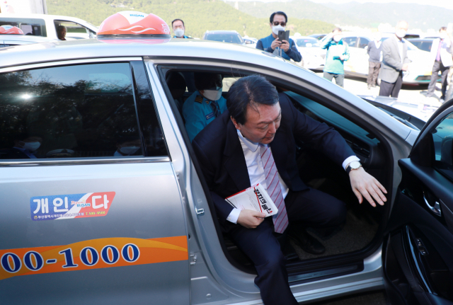 국민의힘 윤석열 대선 경선 후보가 19일 부산 연제구 부산개인택시조합에 택시를 타고 도착하고 있다. /연합뉴스