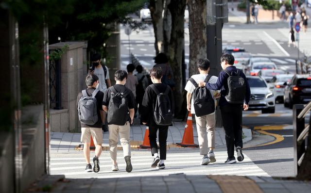 지난달 서울 강남구 대치동의 한 중고등학교 학생들이 하교를 하고 있다. /연합뉴스