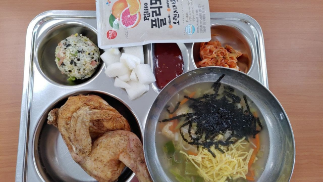 충북 한 초등학교에서 21일 제공된 점심./사진제공=공공운수노조 전국교육공무직 본부