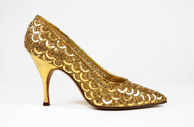 20세기의 여성 신발 디자이너인 베스 러바인이 1960년대에 내놓은 반짝이는 하이힐은 금붕어의 비늘로 장식한 듯 금빛 화려함의 절정을 자랑한다. 하이힐은 여성 성적 매력의 아이콘에서 전문성의 상징으로 의미가 변화했다. /사진제공=아날로그