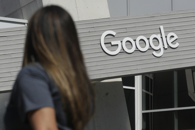 미국 캘리포니아 마운틴 뷰 구글 캠퍼스에 설치된 구글 표시판을 보며 한 여성이 지나가고 있다./연합뉴스