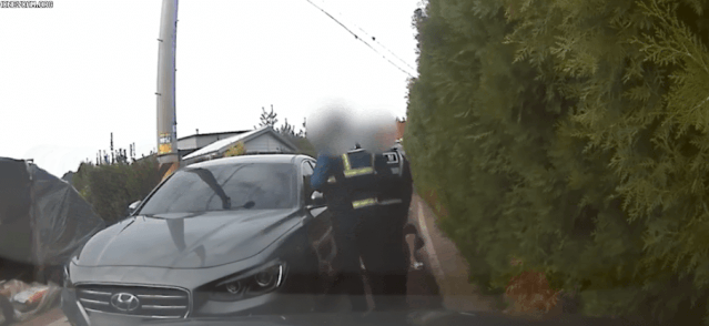 '나이 몇 살이냐?' 골목길 막고 경찰 오자 드러누운 '민폐 운전자'