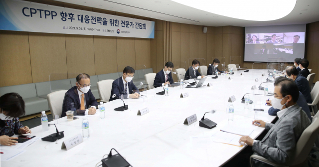 지난 9월 30일 서울 대한상공회의소에서 열린 ‘CPTPP 향후 대응전략을 위한 전문가 간담회’에서 참석자들이 토론을 하고 있다./얀합뉴스