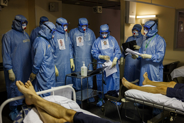 20일(현지시간) 러시아 모스크바 스클리포소프스키 병원의 중환자실에서 의료진이 코로나19 환자들을 돌보고 있다. /연합뉴스