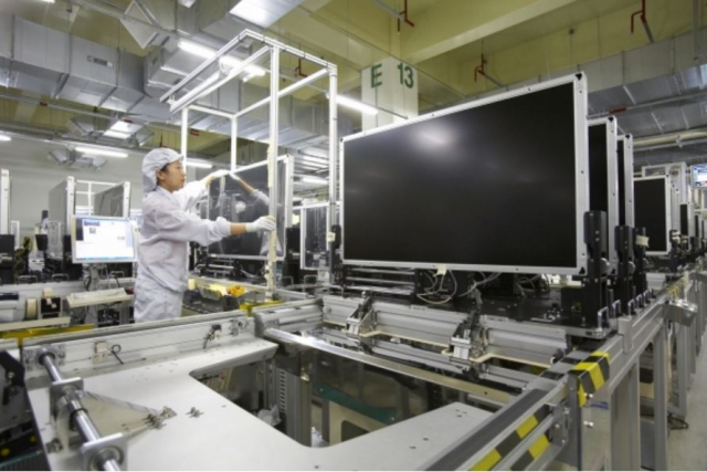 삼성디스플레이 직원이 LCD 생산라인에서 작업을 하고 있다.