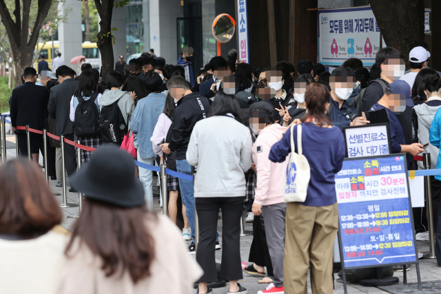 서울 시내의 한 선별진료소에서 시민들이 코로나 19 검사를 받기 위해 대기하고 있다. 사진은 기사 내용과 상관 없음./사진=연합뉴스