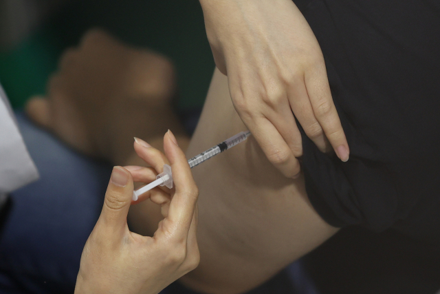 국내 코로나 백신 접종 완료율 70% 임박