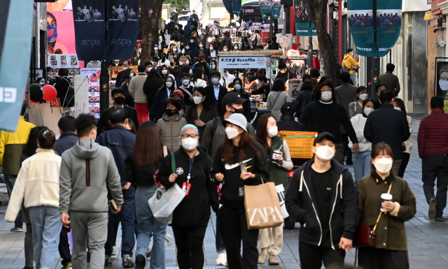 완화된 새 사회적 거리두기 시행을 앞둔 지난 17일 서울 명동 거리가 많은 시민들로 붐비고 있다./권욱기자