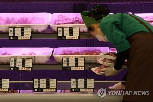20일 서울 시내 한 대형마트에서 판매 중인 돼지고기와 소고기.[연합뉴스 자료사진]