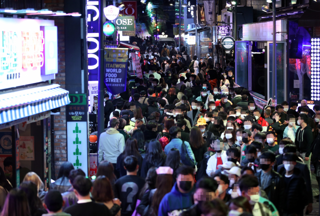 지난 10월 31일 핼러윈 데이를 맞아 서울 용산구 이태원 거리에 시민들이 쏟아져 나왔다./연합뉴스