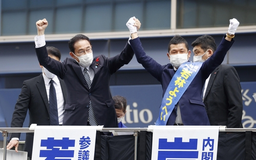 기시다 후미오 총리(왼쪽)와 와카바야시 요헤이 시즈오카 선거구 참의원 보선 자민당 후보./교도연합뉴스