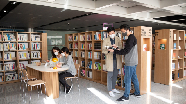 LG전자 직원들이 서울 서초 R&D캠퍼스 내 복합문화공간 ‘리브르 드 서초’에서 자료를 열람하고 있다. LG전자는 이 공간을 통해 구성원들이 소통하고 창의성도 끌어올릴 것으로 기대했다./사진제공=LG전자