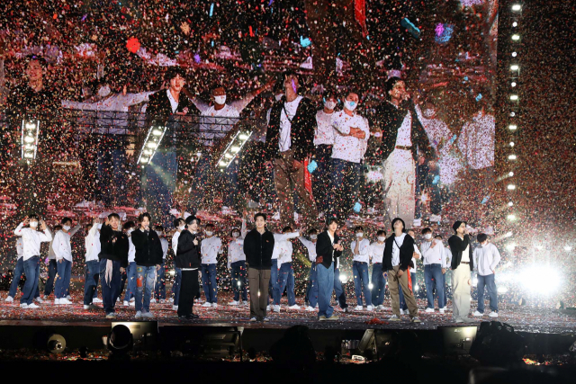 24일 열린 그룹 방탄소년단(BTS)의 온라인 공연 ‘BTS 퍼미션 투 댄스 온 스테이지’의 모습. /사진 제공=빅히트뮤직