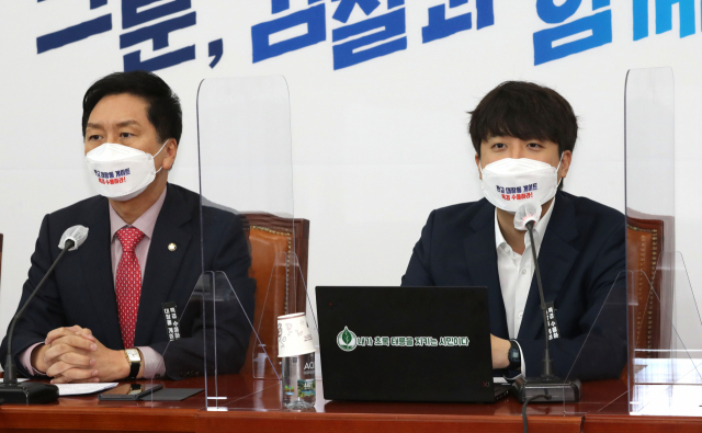 이준석 국민의힘 대표(오른쪽)가 25일 서울 여의도 국회에서 열린 최고위원회의에서 발언하고 있다. /권욱 기자