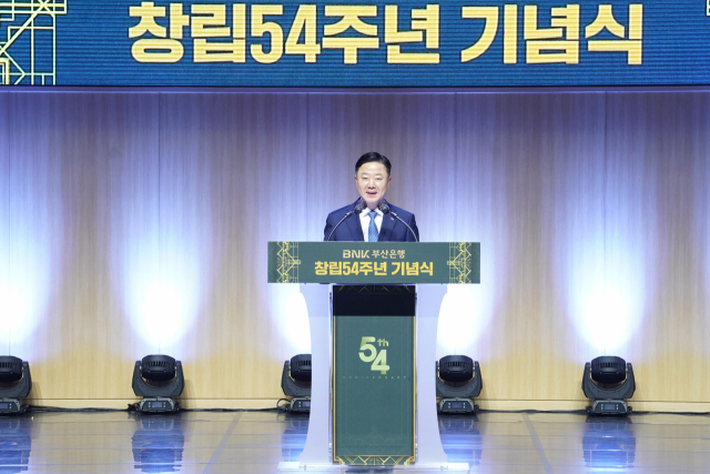 안감찬 BNK부산은행 은행장이 25일 오전 부산은행 본점 대강당에서 창립 54주년 기념식에서 ‘기본이 튼튼한 독보적인 중견은행’으로의 도약을 강조하고 있다. /사진제공=부산은행