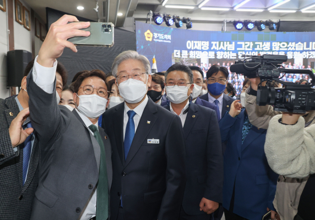 이재명 경기도의회 방문 '지지자들과 인사'