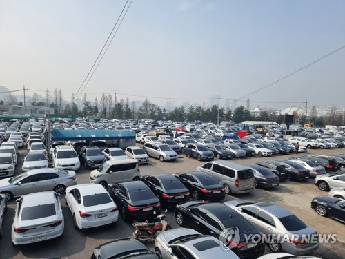 지난 3월 서울 장안평중고차매매시장의 중고차 주차장에 약 1,400대 차들이 들어서 있다./연합뉴스