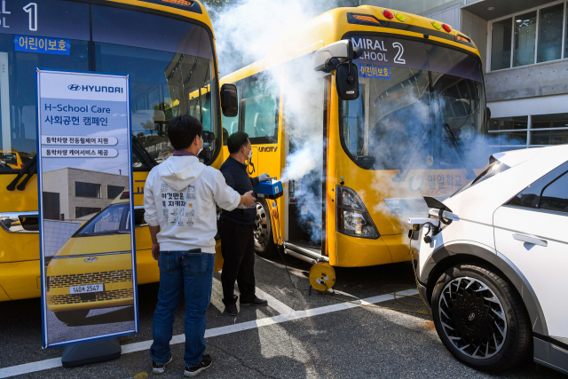 현대자동차 관계자가 서울시 강남구 일원동에 위치한 밀알학교의 통학차량을 무상 점검하고 차량 내 항균을 실시하고 있다,/사진제공=현대차