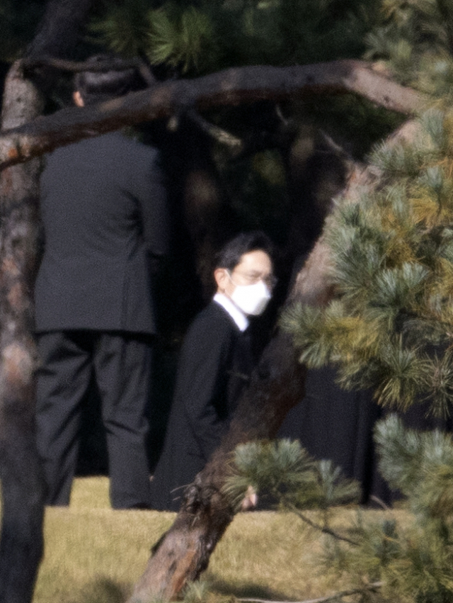 이재용 삼성전자 부회장과 유족이 25일 오전 경기도 수원 선영에서 치러진 고 이건희 삼성그룹 회장 1주기 추도식을 엄수하고 있다./연합뉴스