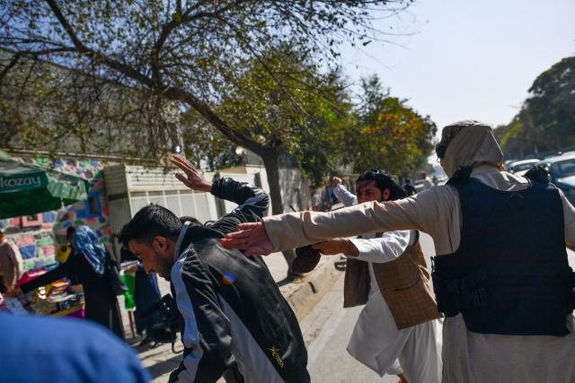 지난 21일(현지시간) 아프가니스탄 카불 시내에서 권리 신장을 요구하는 여성들의 시위를 취재하는 기자들이 탈레반 대원(오른쪽)으로부터 폭행을 당하고 있다./연합뉴스