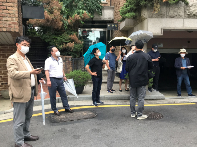 한국건축문화대상 심사위원들이 수도권 현장심사 1일차였던 지난 8월 3일 한 후보 건축물 앞에서 우산을 받쳐든채 심사하고 있다./사진제공=대한건축사협회