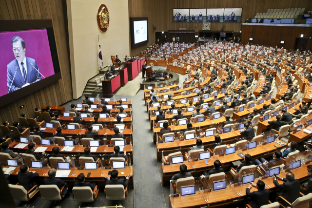 문재인 대통령이 25일 서울 여의도 국회 본회의장에서 2022년도 예산안 시정연설을 하고 있다./권욱 기자 2021.10.25