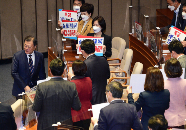 국민의힘 의원들이 25일 국회 본회의장에서 열린 문재인 대통령 국회 본회의장에서 2022년도 예산안 시정연설을 마친 뒤 퇴장하는 문 대통령에게 대장동 특검을 요구하는 손피켓을 들어보이고 있다. /권욱 기자 2021.10.25