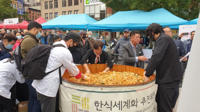 24일(현지 시간) 열린 ‘2021 코리안 페스티벌’에서 비빔밥을 시식하려는 이들이 줄 서 있다. /뉴욕=김영필 특파원