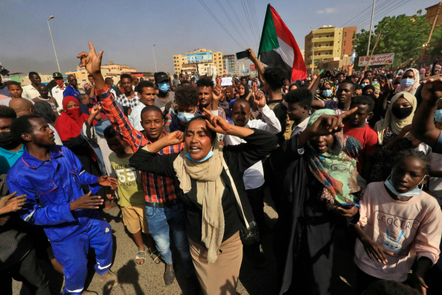 수단 군부, 쿠데타 후 비상사태 선포…'시위대 향한 총격도'