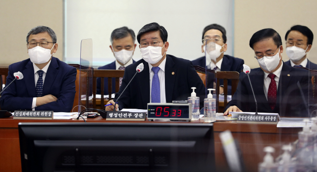 전해철 행정안전부 장관이 26일 국회에서 열린 국회 행정안전위원회의 행정안전부, 중앙선거관리위원회, 진실·화해를위한과거사정리위원회, 인사혁신처, 경찰청, 소방청에 대한 2021년 종합국정감사에서 의원들의 질의에 답하고 있다. /권욱 기자