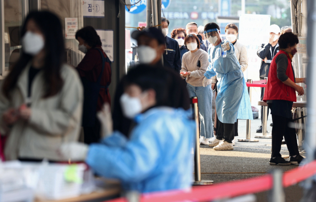 코로나19 선별진료소에서 의료진이 시민들을 안내하고 있다./연합뉴스