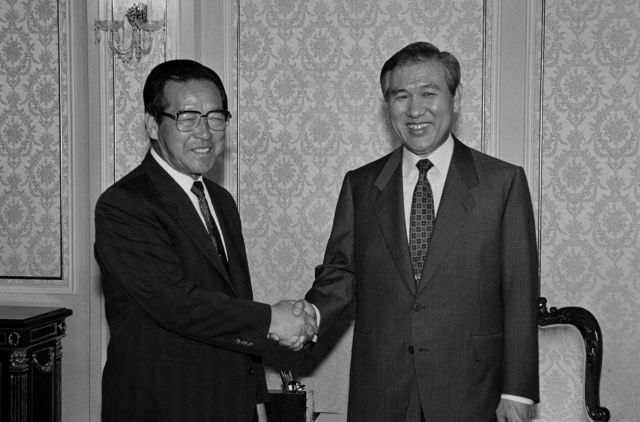 1989년 7월 10일 청와대에서 열린 영수 회담에서 노태우(오른쪽) 대통령과 김종필 공화당 총재가 악수를 하고 있다. /연합뉴스