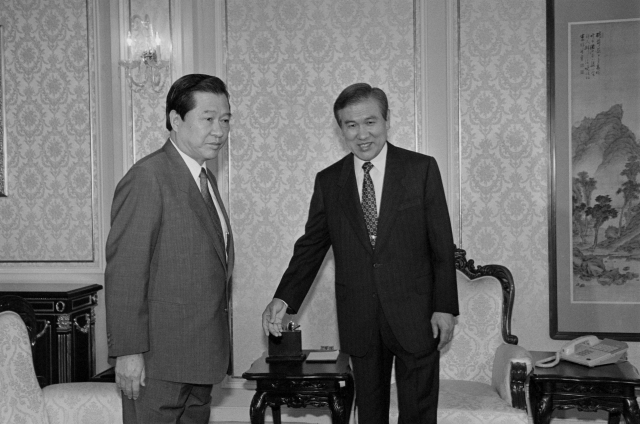 1990년 6월16일 노태우(오른쪽) 대통령이 청와대에서 회담을 갖기 위해 도착한 김대중 평민당 총재를 반갑게 맞이하고 있다. /연합뉴스