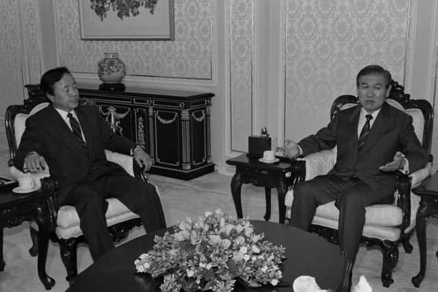 1989년 6월 21일 청와대에서 노태우(오른쪽) 대통령과 김영삼 민주당 총재가 영수 회담을 하고 있다. /연합뉴스