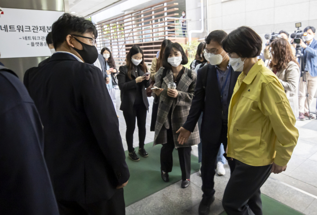 과천 KT네트워크 관제센터 방문한 임혜숙 장관 (과천=연합뉴스) 윤동진 기자 = 임혜숙 과기정통부 장관이 26일 오후 사고분석반 원인조사 분석활동을 점검하기 위해 과천 KT네트워크 관제센터를 방문하고 있다. 2021.10.26 mon@yna.co.kr (끝)