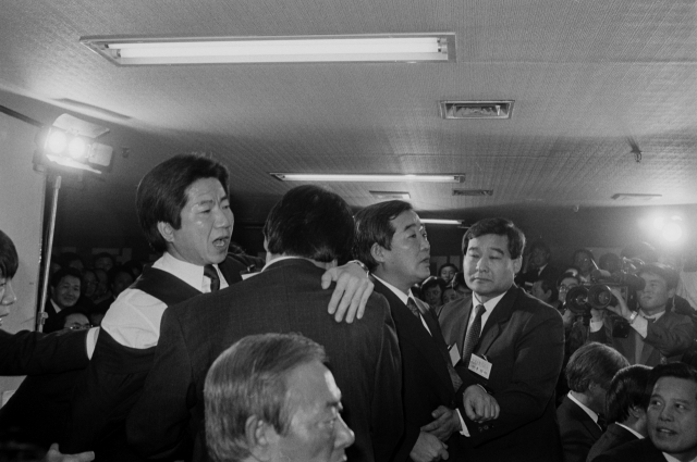 1990년 1월 마포 통일민주당 당사에서 열린 임시전당대회에서 김영삼 총재가 3당 통합에 대해 연설하자 당시 노무현(왼쪽) 의원이 항의하고 있다./연합뉴스